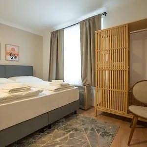 Apartment Stephansplatz View: Spacious 2-bedroom With Balcony, Vienna